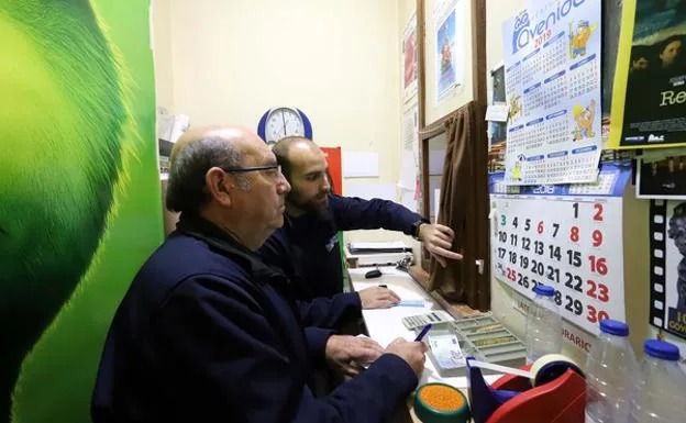 El empresario Joaquín Fuentes junto a su hijo Alberto en la taquilla del cine de Peñaranda de Bracamonte, que regenta desde hace 30 años. 