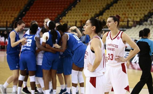 Las jugadoras de Avenida celebran la victoria ante el Olympiakos en la Euroliga 