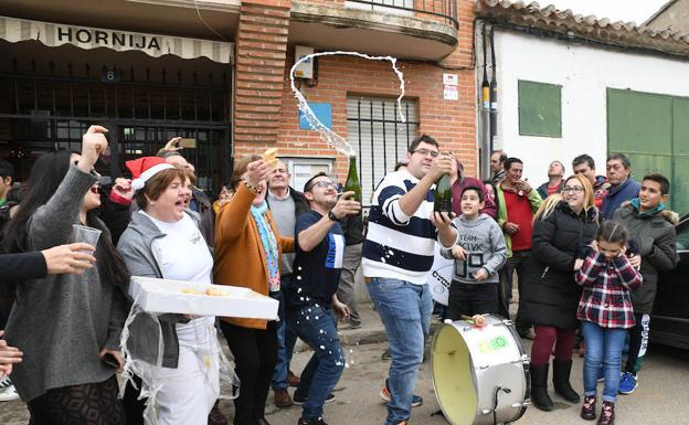 Vecinos de San Román de Hornija celebran los 2,4 millones que un quinto premio ha dejado en la localidad. 