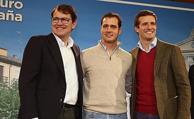 Pablo Pérez Coronado, entre Fernández Mañueco y Pablo Casado, este sábado en Palencia. 