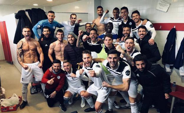 Los jugadores del Salamanca CF celebran la victoria. 