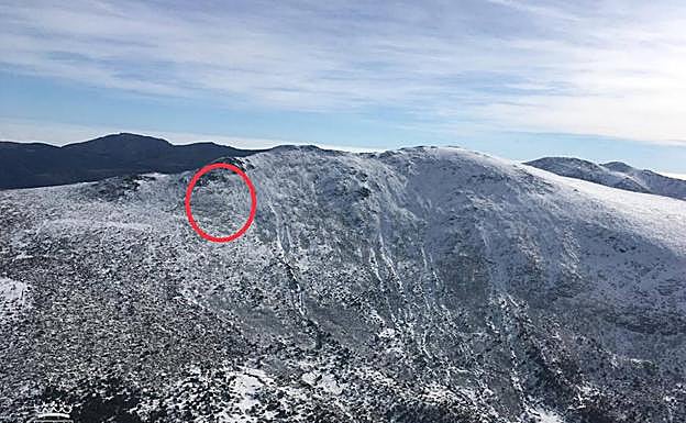 Un círculo rojo señala el lugar donde se ha producido el rescate, en el Risco de los Claveles. 