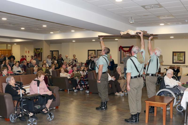 Un grupo de exlegionarios han visitado este domingo a los ancianos de la residencia Orpea de la capital vallisoletana para felicitarles la navidad. 