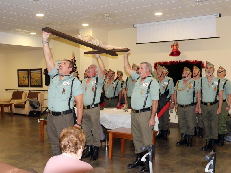 Un grupo de exlegionarios han visitado este domingo a los ancianos de la residencia Orpea de la capital vallisoletana para felicitarles la navidad. 