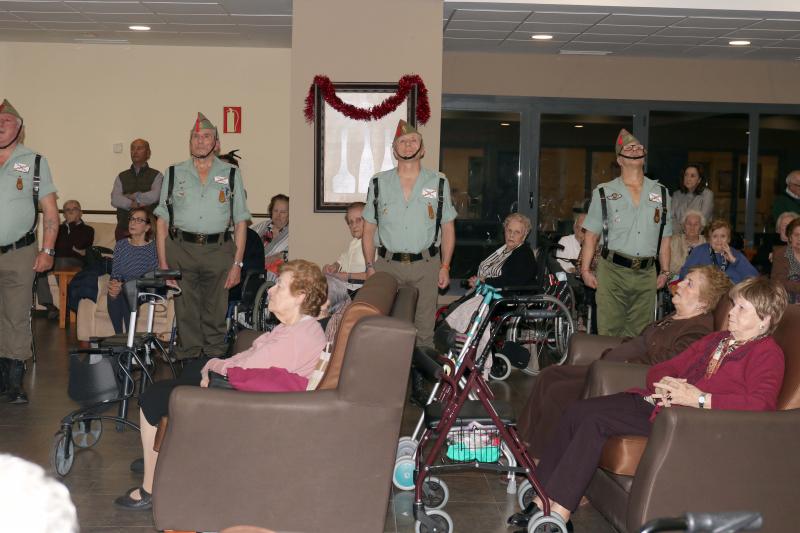 Un grupo de exlegionarios han visitado este domingo a los ancianos de la residencia Orpea de la capital vallisoletana para felicitarles la navidad. 