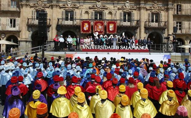 El séquito de rectores que desfiló en septiembre por el centro histórico en el encuentro de laMagna Charta Universitatum concluyó su recorrido en la Plaza Mayor.