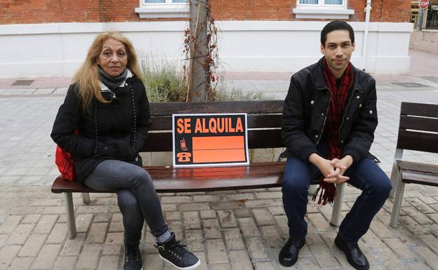 Antonio Calvo y Olga Klozova, en uno de los bancos de la plaza de los Juzgados. 