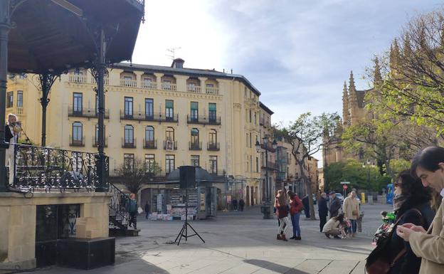 Público preparado para el recital de los poemas escondidos.