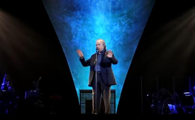 Joan Manuel Serrat, durante el recital que tuvo que interrumpir en Barcelona.