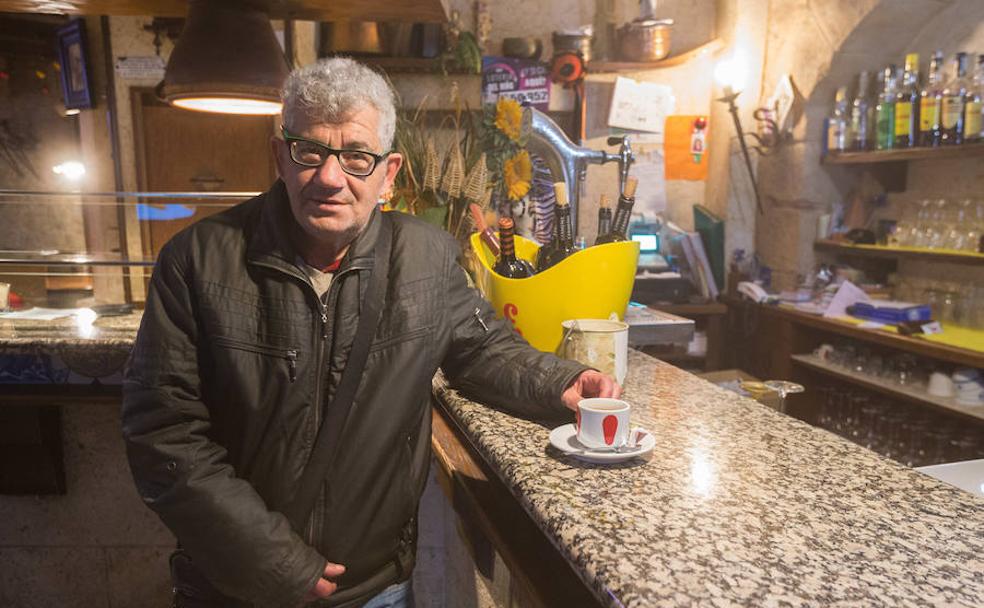 Leandro Santana, residente en Alaejos, participa en el proyecto «ConVive», para acompañar en Navidad a personas mayores solas.