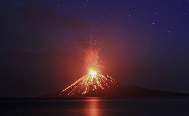 El volcán 'Krakatoa', durante una erupción de lava, tal y como se ve desde la isla Rakata.