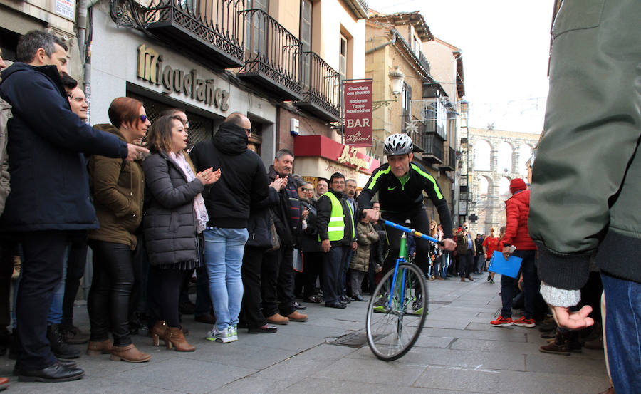 Julio Martín asciende con su bicicleta durante la primera de las tres ascensiones por la Calle Real.