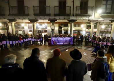 Imagen secundaria 1 - Centenares de personas rechazan en Valladolid la violencia machista