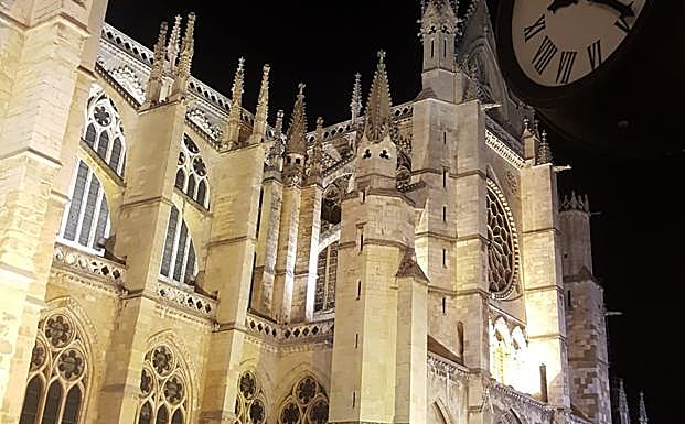 La reyerta tuvo lugar a los pies de la Catedral de León. 