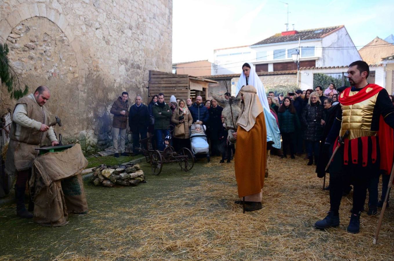 Sesenta actores y la representación de hasta 13 oficios castellanos se han dado cita en esta localidad de Torozos con motivo de la Navidad