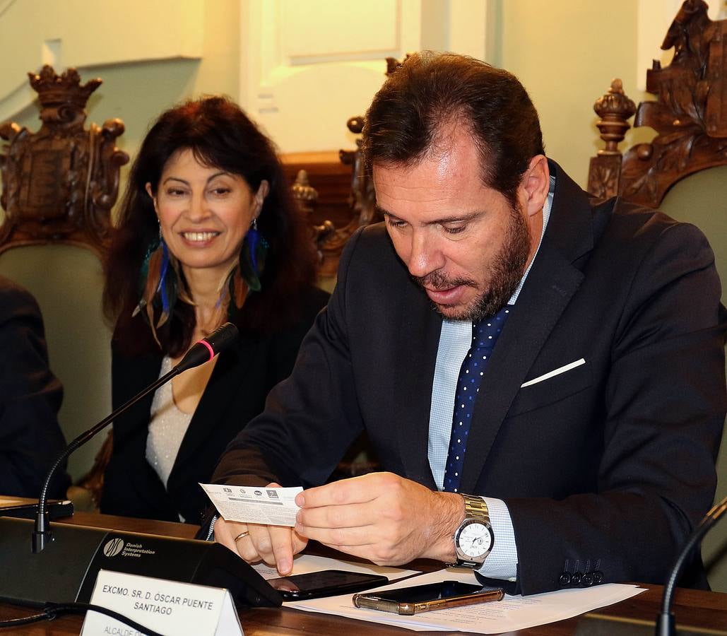 El sorteo se celebró ante notario en el Salón de Plenos del Ayuntamiento | También se resolvió el concurso de escaparates, cuyo primer premio, de mil euros, recayó en la librería 'En un bosque de hojas'