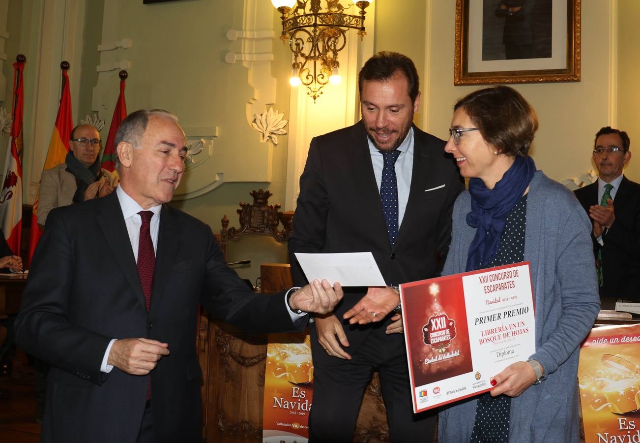 El sorteo se celebró ante notario en el Salón de Plenos del Ayuntamiento | También se resolvió el concurso de escaparates, cuyo primer premio, de mil euros, recayó en la librería 'En un bosque de hojas'
