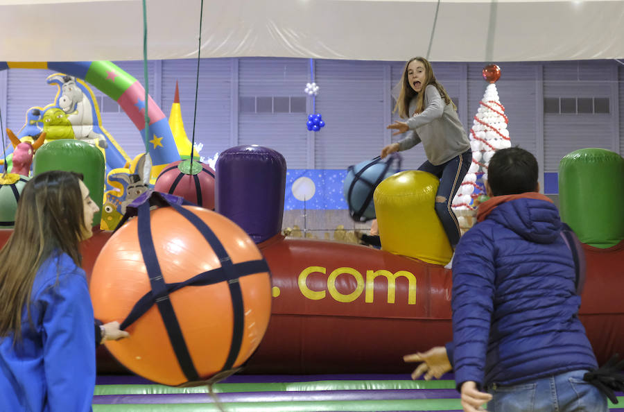 Niña juega en uno de los hinchables de la Feria de Muestras 