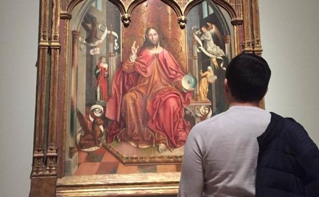 Los visitantes contemplan la belleza de 'Cristo bendiciendo' de Fernando Gallego. 