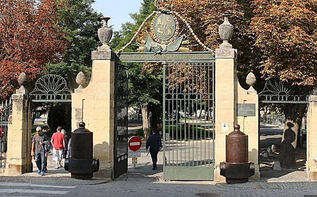 Parte de la monumental verja tendrá que ser retirada. 