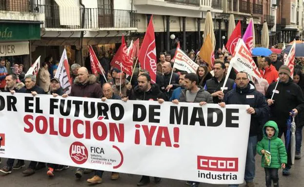 Manifestacion de los trabajadores de la fabrica Isowat Made en Medina del Campo, Valladolid.