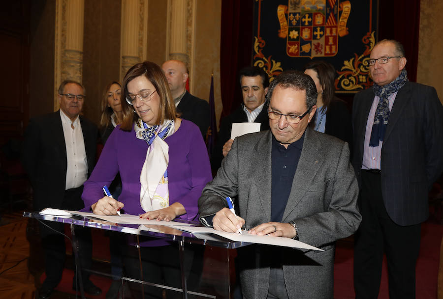 La presidenta de la Diputación y el vicario general de la Diócesis sellan el acuerdo. 