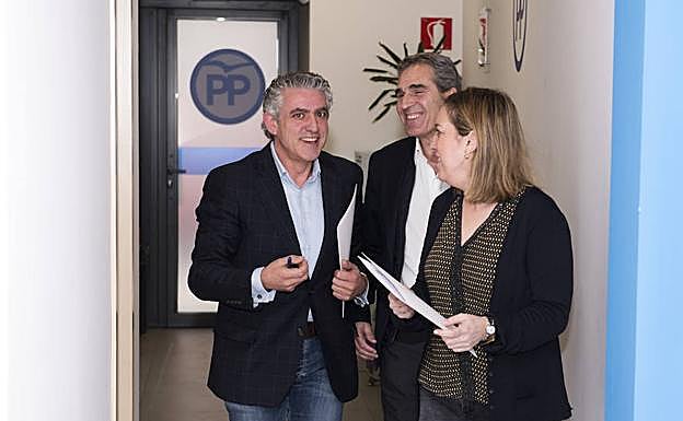 José María Bravo (i.), Juan José Sanz Vitorio y María Ángeles García, ayer en la sede del PP de Segovia antes de atender a los medios. 