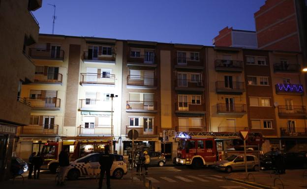 Bomberos y Policías Locales en la zona en la que se produjo en incidente. 