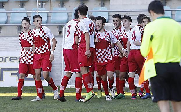 Los jugadores de Castilla y León celebran el único gol del partido. 