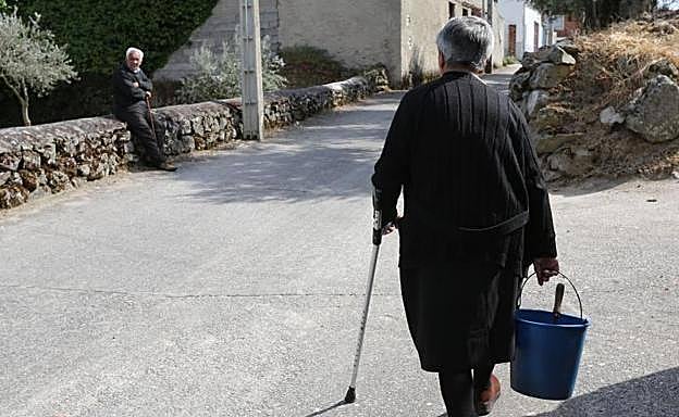 Imagen de archivo de dos vecinos de Villarino de los Aires, Salamanca, en 2012. 