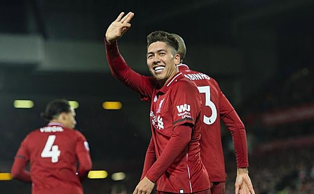 Firmino celebra uno de los tres goles que le marcó al Arsenal. 