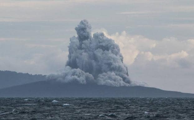 El volcán Anak Krakatoa durante la erupción.