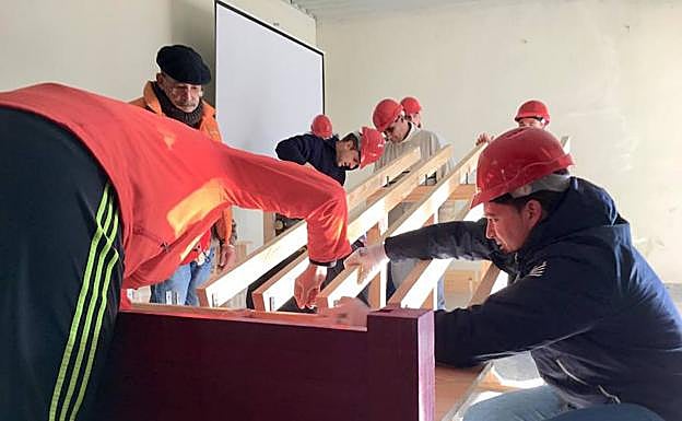 Los participantes en el taller montaron un tablado a escala elaborado por el carpintero municipal. 