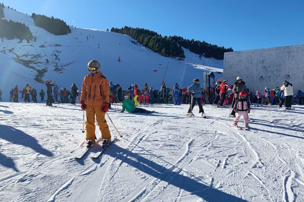 Los aficionados abarrotan el centro de Cerler, uno de los que mejores condiciones presentan