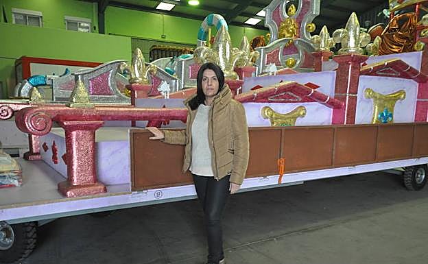 La concejala de Festejos, junto a una de las carrozas. 