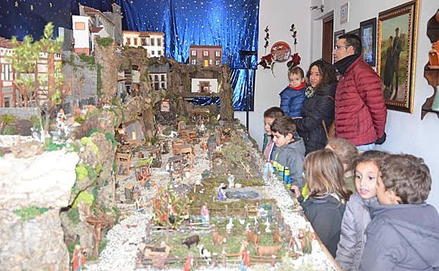 Los escolares de Fuenteguinaldo observan el Belén. 