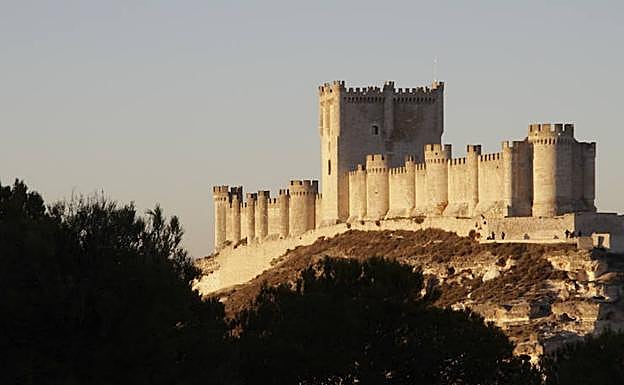 Castillo de Peñafiel, donde se ubica el Museo Provincial del Vino de Valladolid. 