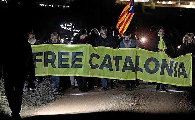 Concentración y caminata nocturna alrededor de la prisión barcelonesa de Lledoners. 