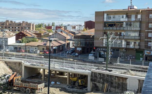 Obras en el primero de los 17 pasos que integrarán los barrios divididos por las vías del tren. El de Rafael Cano permite ver ya las calles situadas a ambos lados de las vías. 