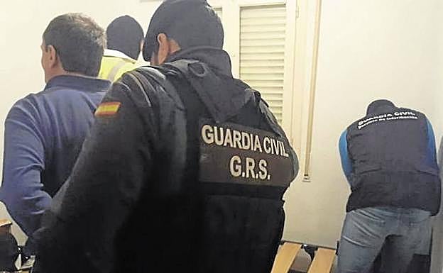 Un Guardia Civil detiene a Fernández Aceña. 