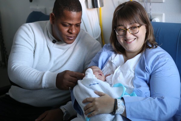Sonia y Julio, junto a su hijo Javier , que ha sido el primer segoviano que ha nacido en 2019. 