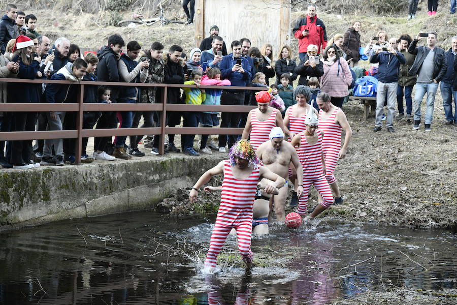 Fotos: Chapuzón en el río Gudillos para despedir 2018