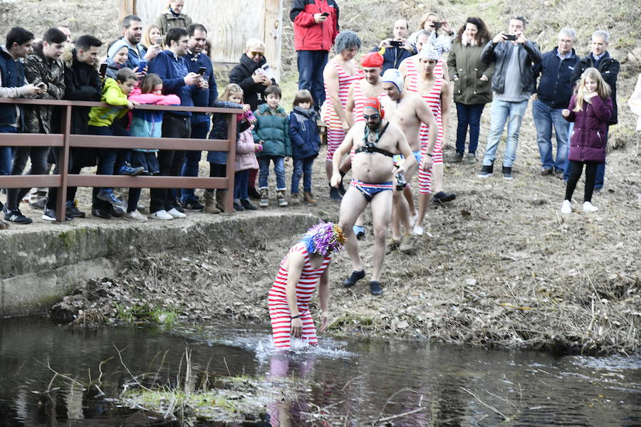 Fotos: Chapuzón en el río Gudillos para despedir 2018