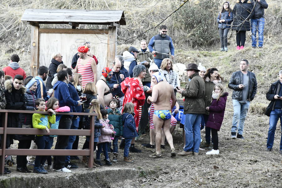 Fotos: Chapuzón en el río Gudillos para despedir 2018