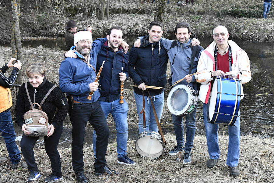 Fotos: Chapuzón en el río Gudillos para despedir 2018