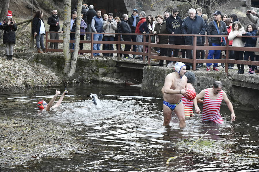 Fotos: Chapuzón en el río Gudillos para despedir 2018