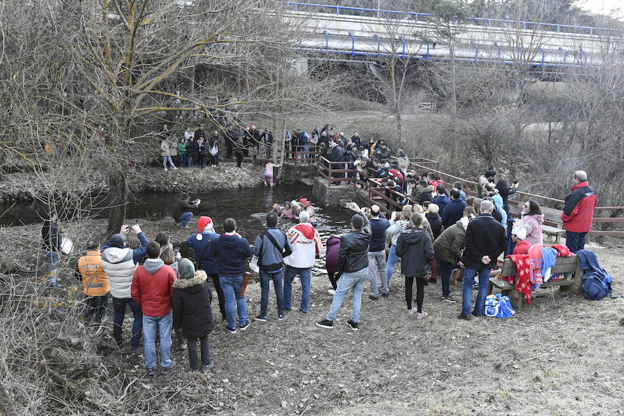 Fotos: Chapuzón en el río Gudillos para despedir 2018