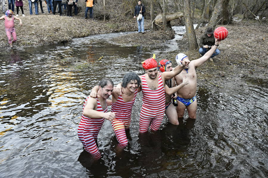 Fotos: Chapuzón en el río Gudillos para despedir 2018