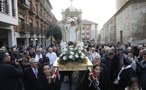 Las madrinas de la fiesta portan al Niño.