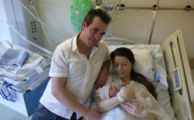 Hugo, con sus padres en el hospital Rio Hortega de Valladolid. / G. Villamil